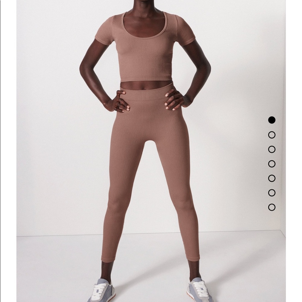ZARA NWT LEGGINGS M/L SEAMLESS